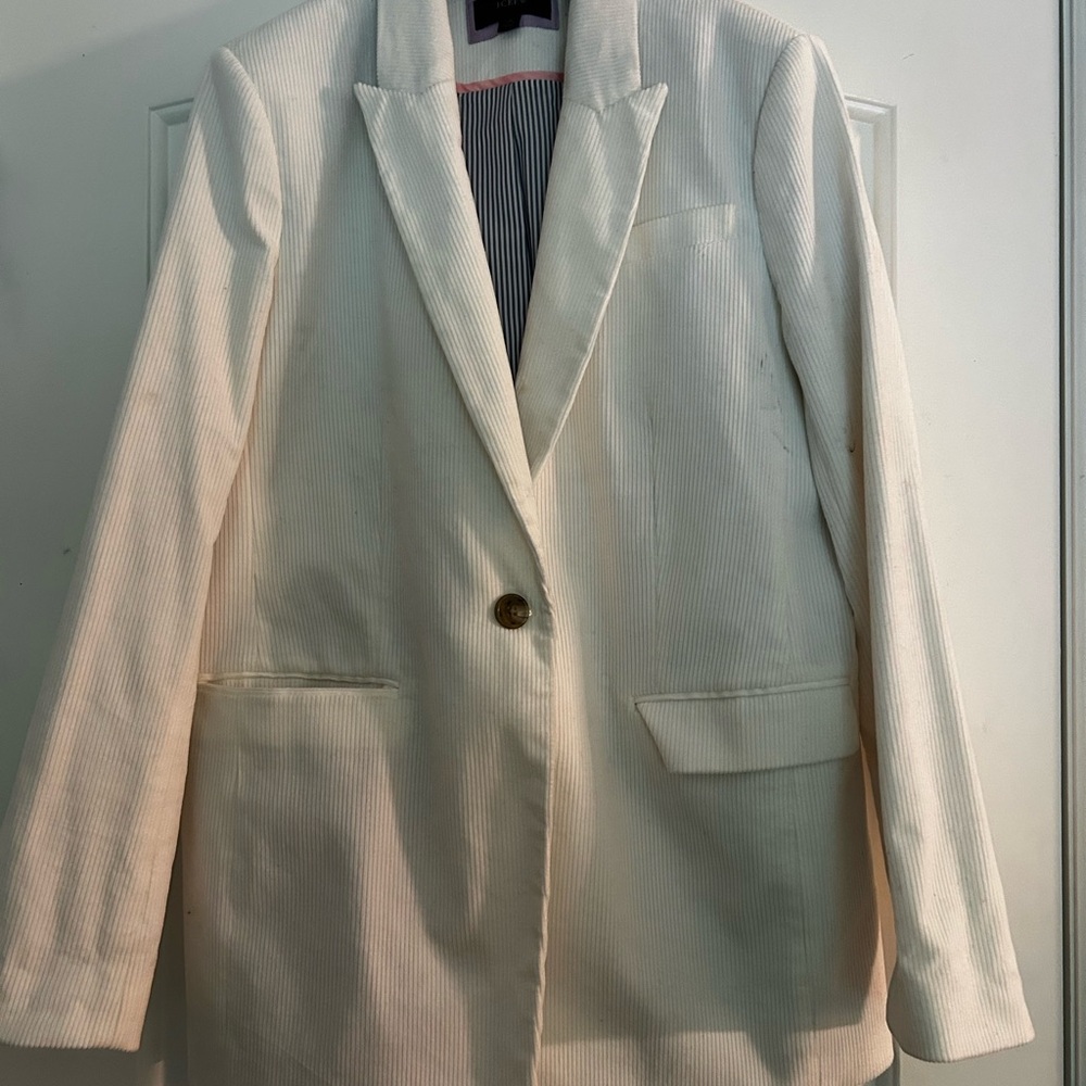 Elegant corduroy cream colored size 12 woman’s blazer. Very good condition.